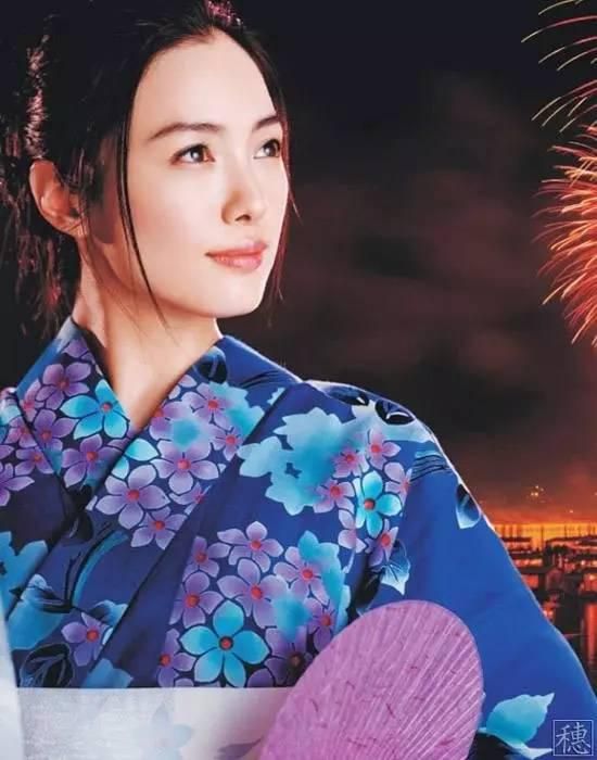 美女脱掉内裤让男人捅